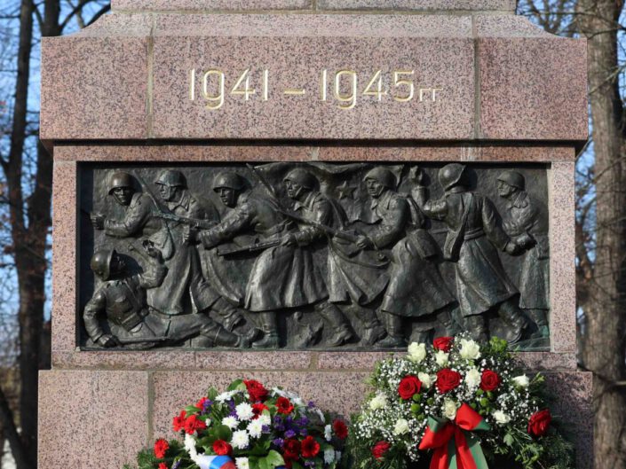 Gedenkzeremonie am Sowjetischen Ehrenmal und Besuch des Lagerorts des Dostojewski-Denkmals in Dresden am 25. November 2025