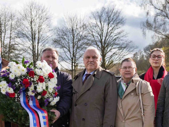 Blumenniederlegung zum Gedenken an sowjetische Soldaten 2023