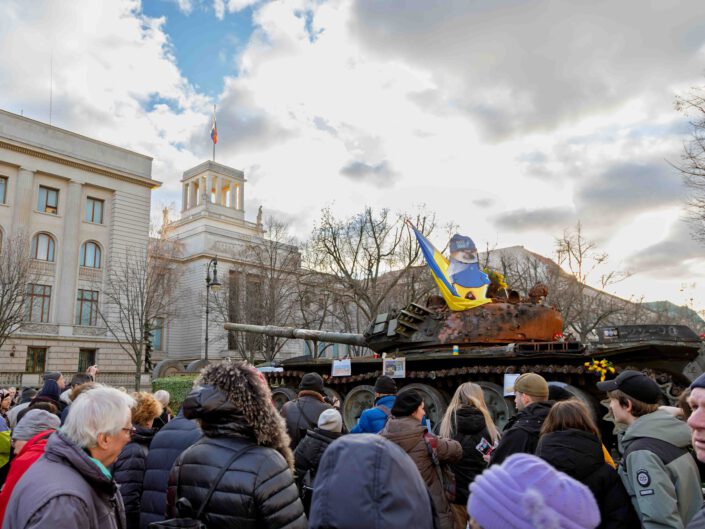 Panzer vor der Botschaft der Russischen Föderation in Berlin am 24. Februar 2023